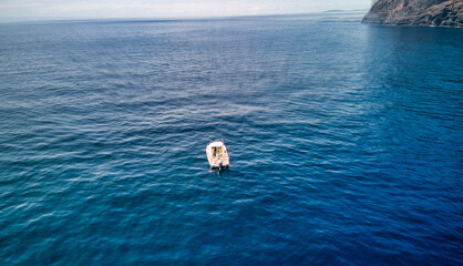 Foto aérea de barco de recreo fondeado en La Playa de Masca, Tenerife.