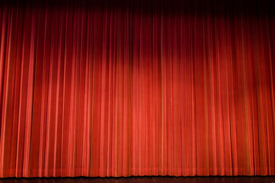 Roter Vorhang auf der Bühne