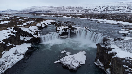Cascada paisaje nevado vista de dron
