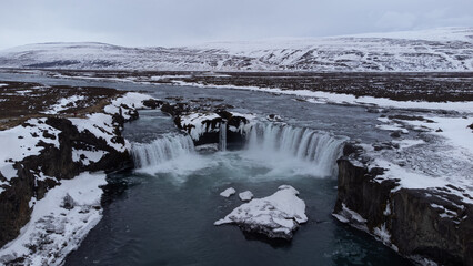 Cascada paisaje nevado vista de dron