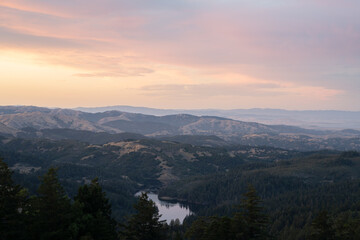 Obraz premium Sunset over Lake In Mount Tamalpais State Park 