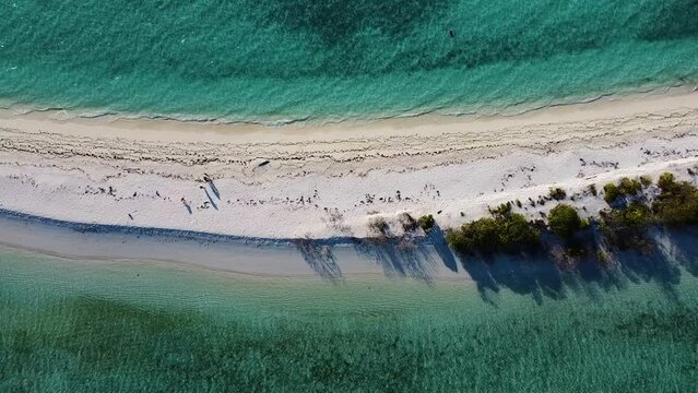 Lengua de arena entre aguas turquesas. Tres capas, vista de dron.