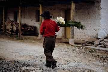 Se&ntilde;or Caminando Flores Camisa Roja