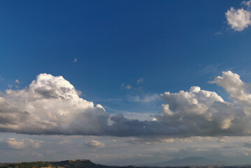 Grandi nuvole bianche sopra il paese e le colline