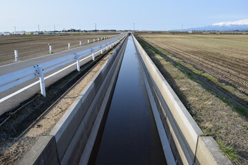 農業用水路 ／ 日本有数の米どころ、山形県庄内