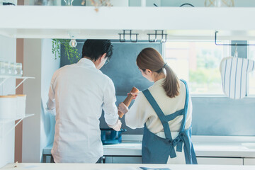 キッチンに立つ男女　kitchen