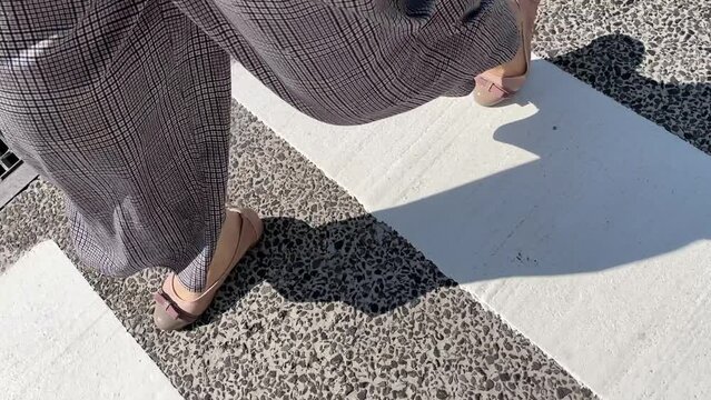 歩く女性　秋　スロー撮影