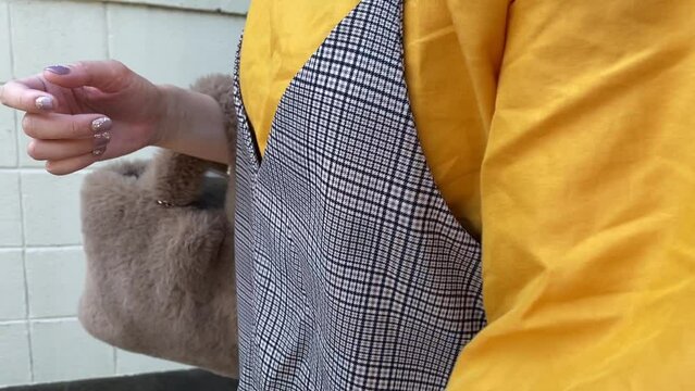 歩く女性　秋　スロー撮影