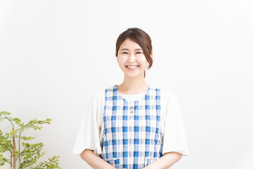 エプロンをした笑顔の保育士