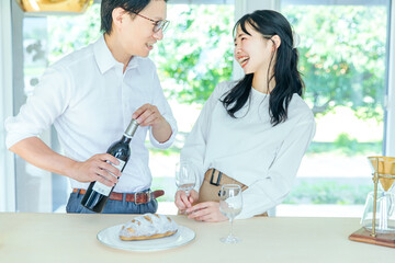 食事を楽しむ男女　cheers