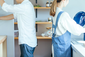 キッチンに立つ男女　kitchen © 健二 中村