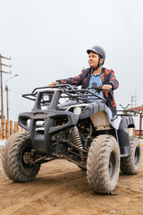 Vertical portrait of a man on a quad bike © Guillermo Spelucin