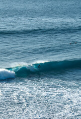 Obraz premium surfer riding a big wave in the distance