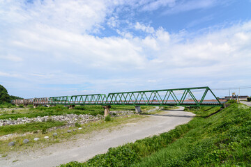 Fototapeta na wymiar 長い鉄道橋がかかる川