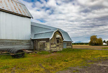 Obraz premium Old wooden farmhouse, vintage rural shed for storage in the countryside in Canada