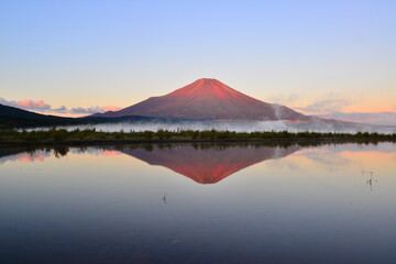 赤富士と山中湖