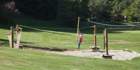 Petite fille jouant sur une aire de jeu en plein air