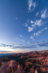 blaue stunde mit sternen am bryce canyon