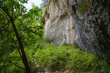 Fototapeta na wymiar Rocce lungo il sentiero per l'arco di Fondarca nelle Marche in Italia