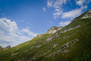 Fototapeta na wymiar Montagne viste dal sentiero per l'arco di Fondarca nelle Marche