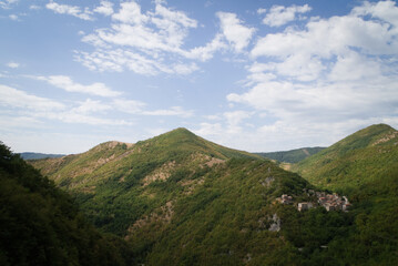 Fototapeta na wymiar Montagne viste dal sentiero per l'arco di Fondarca nelle Marche