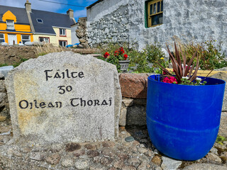 Writing on stone welcoming visitors in irish to Tory Island, County Donegal, Republic of Ireland - Translation: Welcome to Tory Island © Lukassek