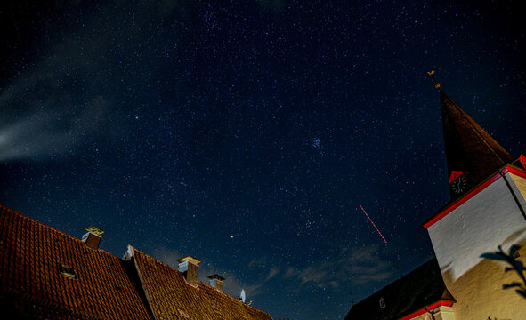 Kirche bei Sternennacht in einem Dorf