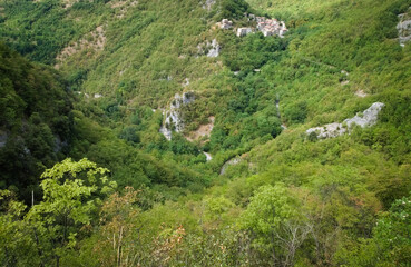 Fototapeta na wymiar Vista lungo il sentiero di montagna per l'arco di Fondarca nelle Marche