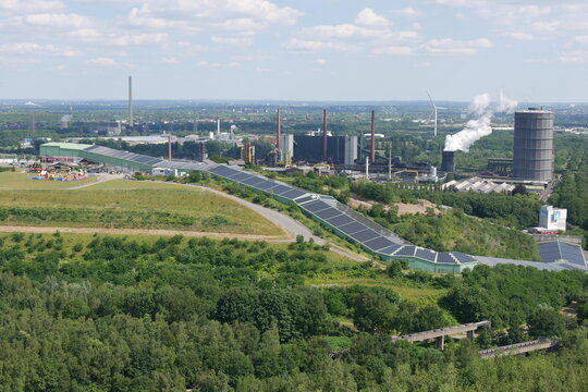 Zechenlandschaft am Tetraeter in Bottrop mit Skihalle an Halde