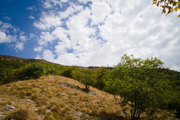 Montagne viste dal sentiero per l'arco di Fondarca nelle Marche