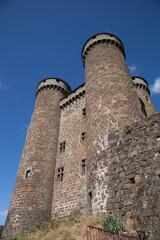 Au pied des tours du ch&acirc;teau du village de Tournemire dans le Cantal