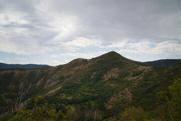 Montagne viste dal sentiero per l'arco di Fondarca nelle Marche