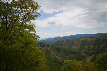 Montagne viste dal sentiero per l'arco di Fondarca nelle Marche