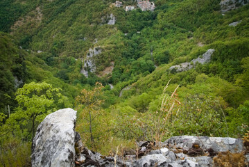 Vista lungo il sentiero da Pieia all'arco di Fondarca nelle Marche