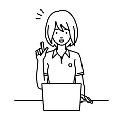 デスクで座ってPCを開いて何かひらめいたポロシャツの女性