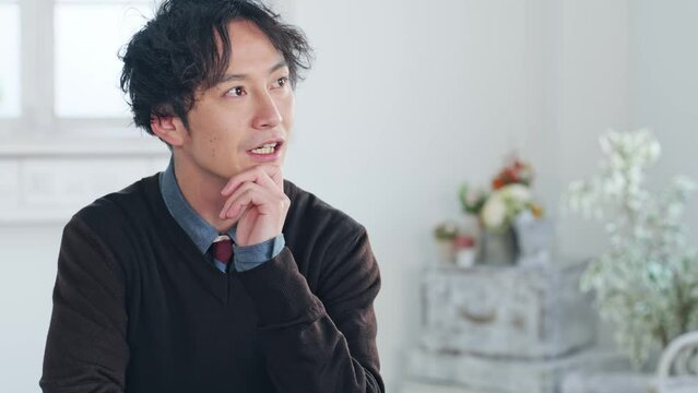 会話する男性　インタビュー　ビデオ会議