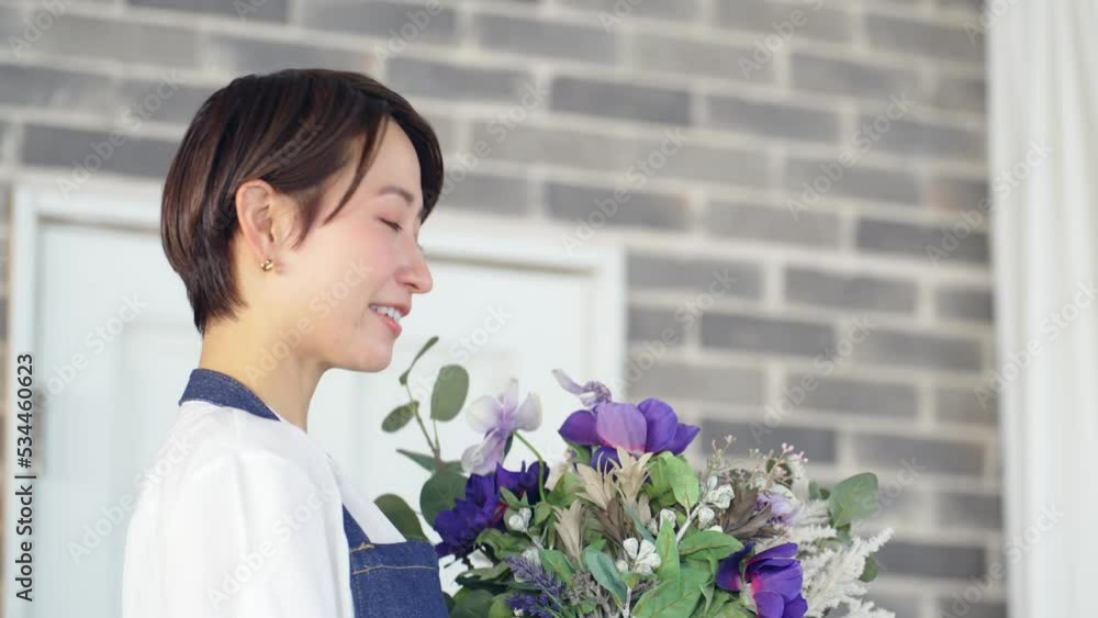 Aufkleber 花束を持つエプロンをつけた女性　花屋　店員