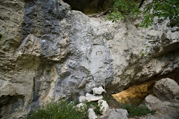 Rocce lungo il sentiero di montagna nelle Marche