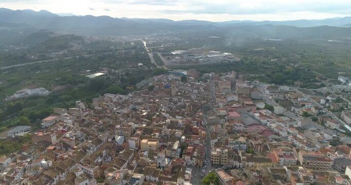 Altura pueblo mediterr&aacute;neo de sierra a vista de p&aacute;jaro