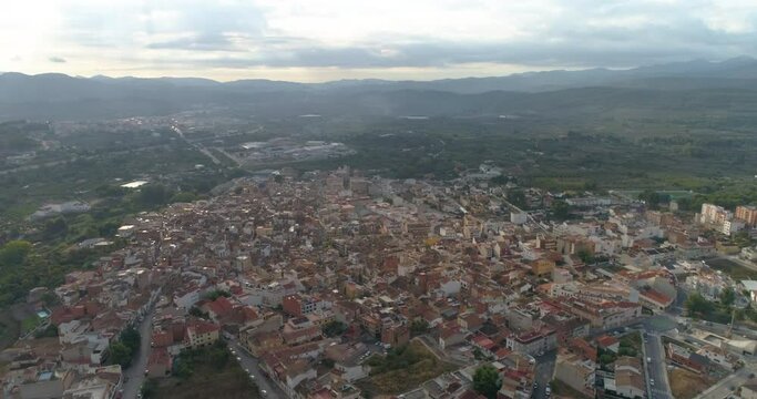 Vista a&eacute;rea de pueblo mediterr&aacute;neo amaneciendo con nubes