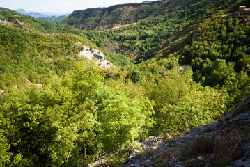 Fototapeta na wymiar Vista lungo il sentiero da Pieia all'arco di Fondarca nelle Marche
