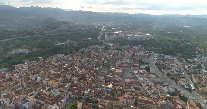 Vuelo a mucha altura de vista panor&aacute;mica de pueblo de sierra