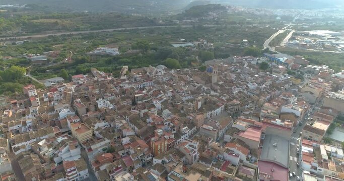 Sobrevolando pueblo llamado Altura con dron orbitando