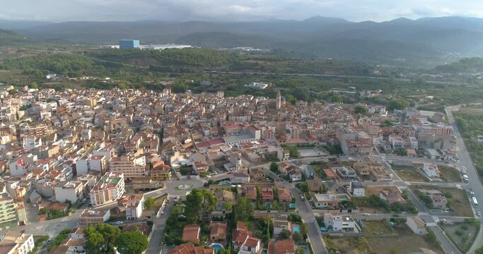 Rayos de sol sobre pueblo espa&ntilde;ol de monta&ntilde;a a vista de dron