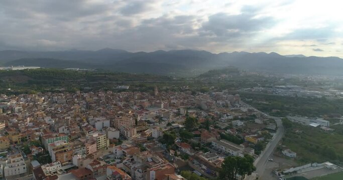 Sale el sol sobre bello pueblo valenciano a vista de p&aacute;jaro