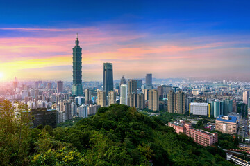 Fototapeta premium Taipei cityscape at sunset in Taiwan.