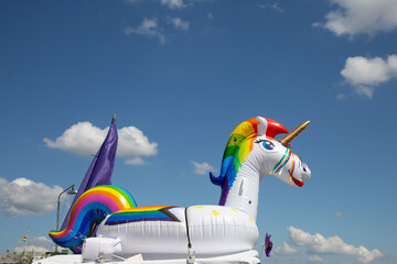 Einhorn mit Regenbogenfarben am Himmel