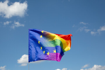 Europa-Regenbogenflagge am blauen Himmel