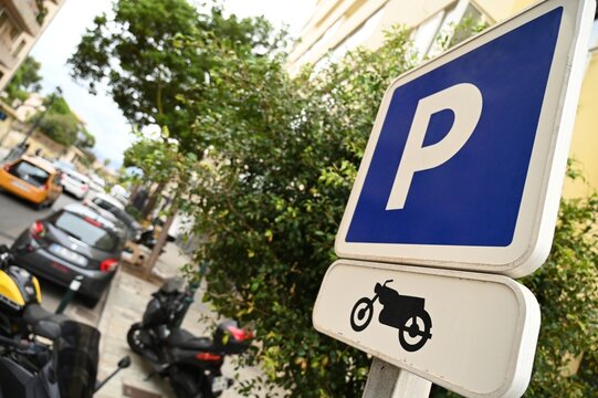 Fototapeta Panneau indiquant un parking motos dans une rue d'Ajaccio en Corse