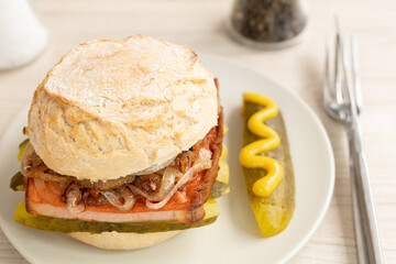 Leberkäsebrötchen mit Gurke und Zwiebel